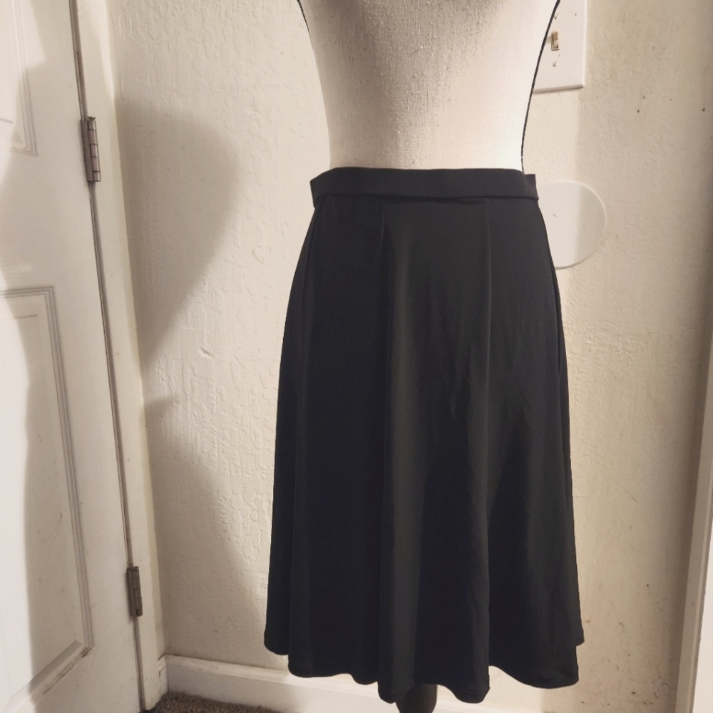 Black flared knee-length skirt Liz & Co.